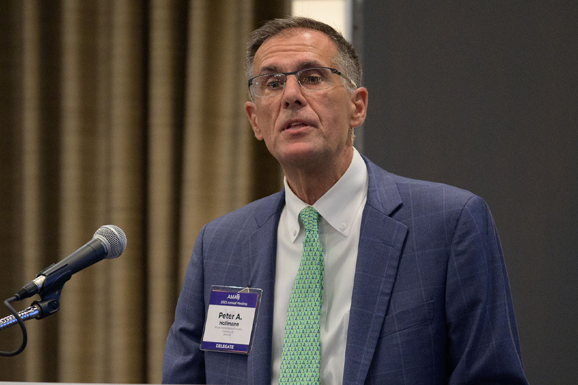 AMA delegate speaking at the 2023 Annual Meeting