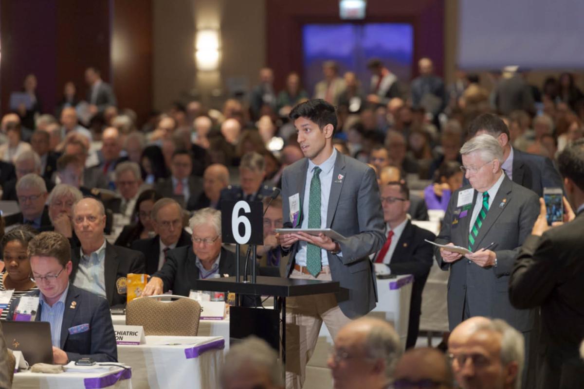 AMA members address HOD during 2019 Annual Meeting 