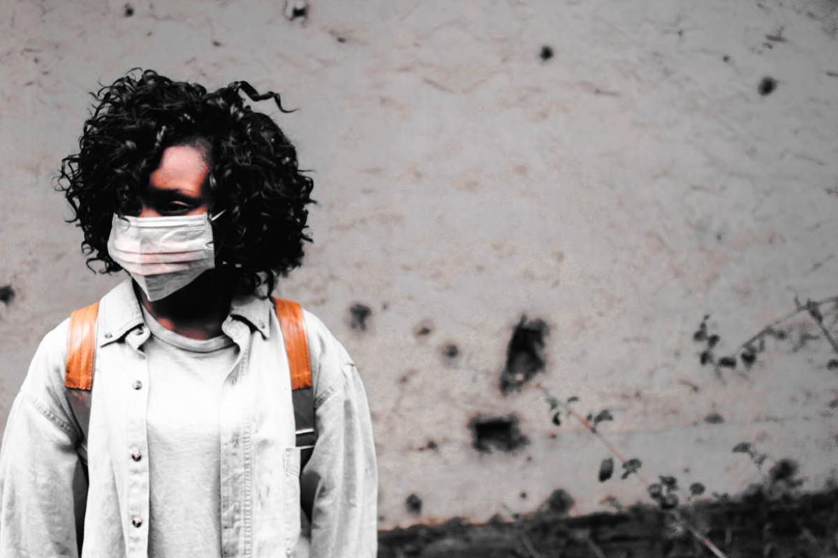 Person wearing a face mask