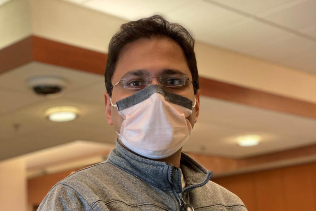 Person wearing a face mask