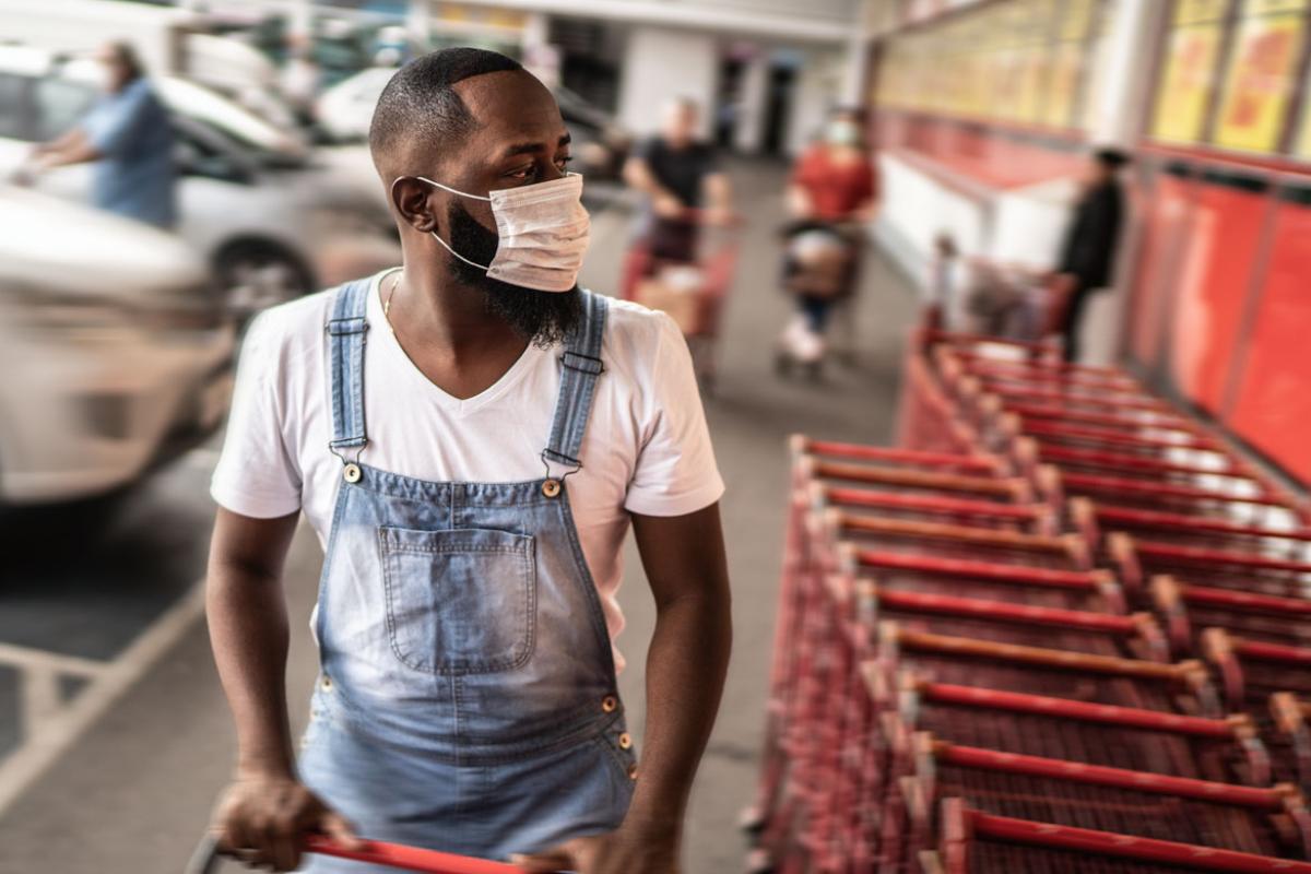 Person wearing a facemask