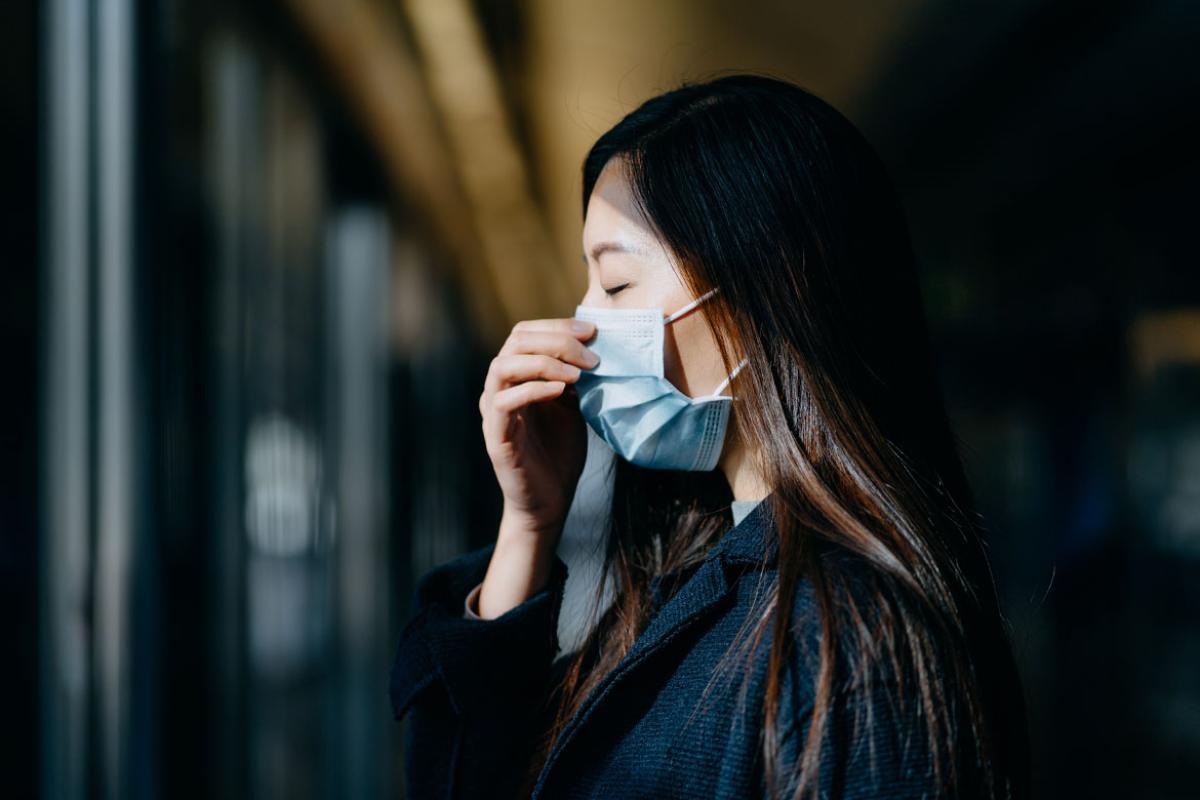 Person wearing a face mask