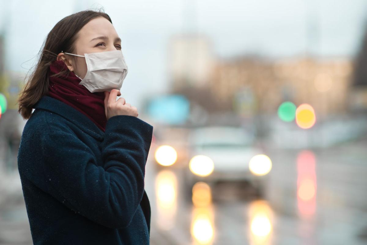 Person wearing a face mask