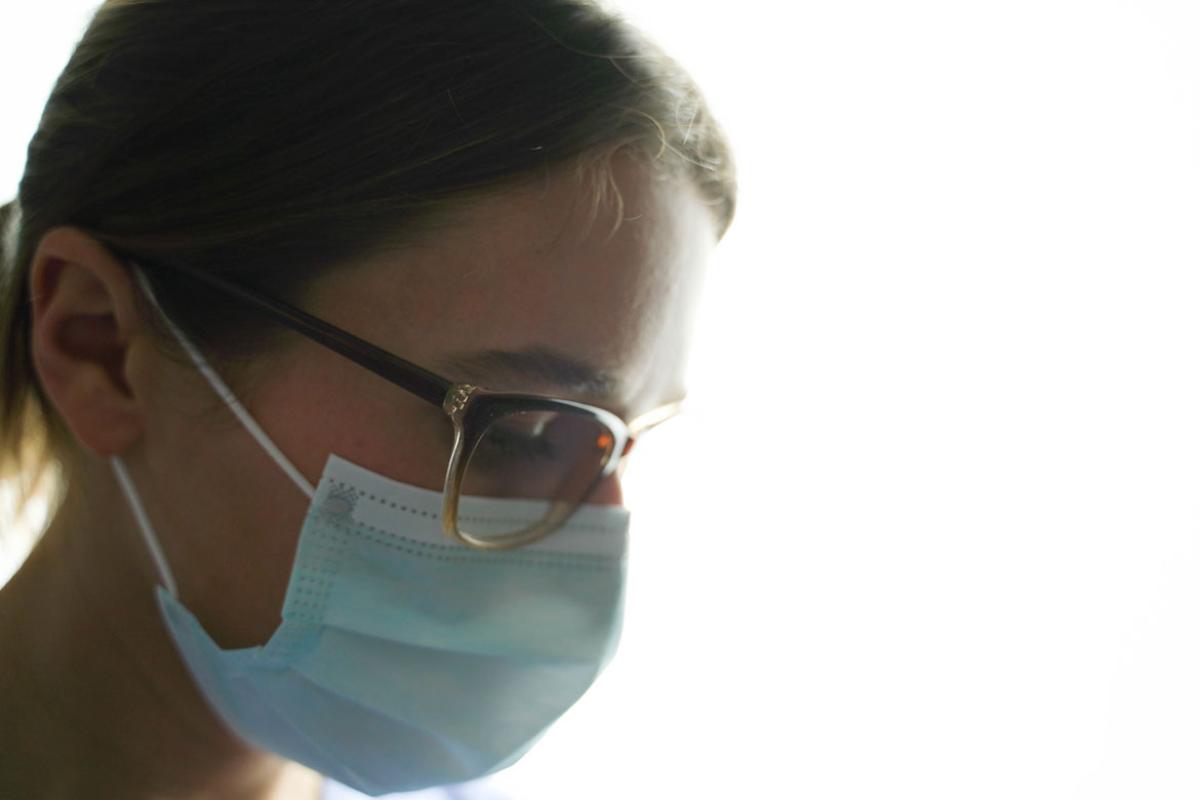 Person wearing a face mask