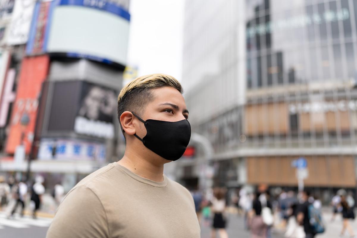 Person wearing a face mask