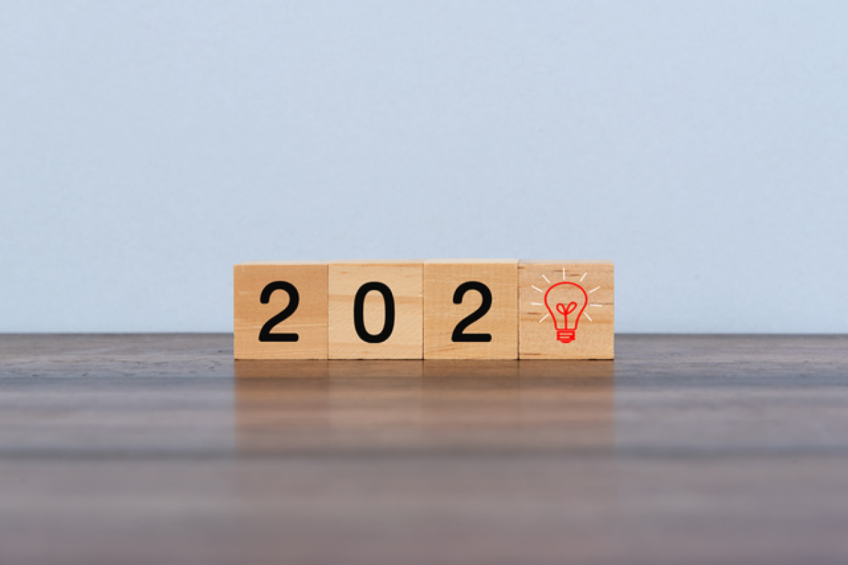 Wooden blocks representing 2021, with black numbers reading 2, 0, and 2 and a final with a 'lightbulb' icon instead of a 1.