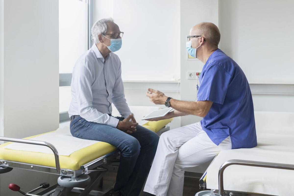 Health care worker and patient in discussion