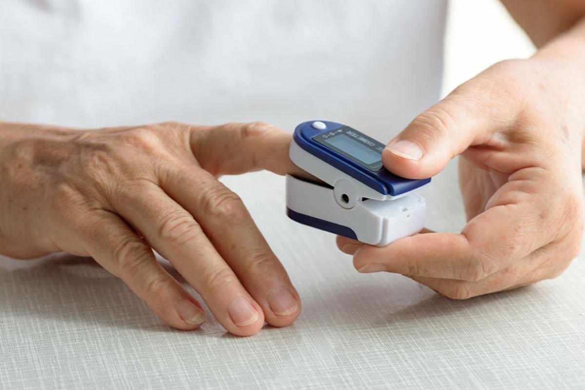 Person using oximeter 