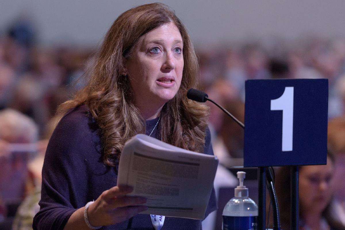 AMA delegate speaking at the 2022 Interim Meeting
