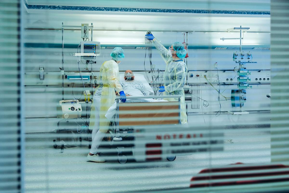 Emergency care unit of a hospital with respiratory equipment