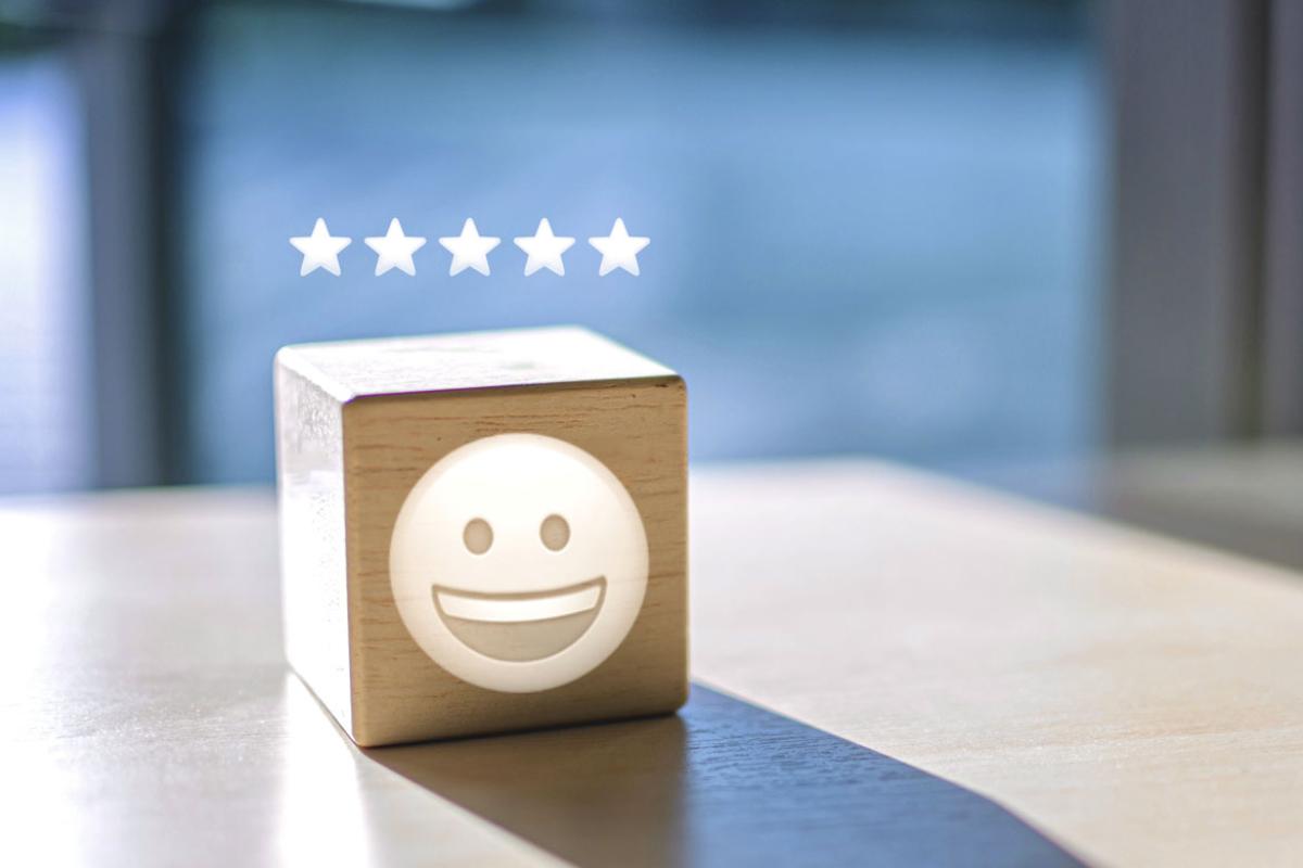 Box with a smiley face, above it a 5-star rating