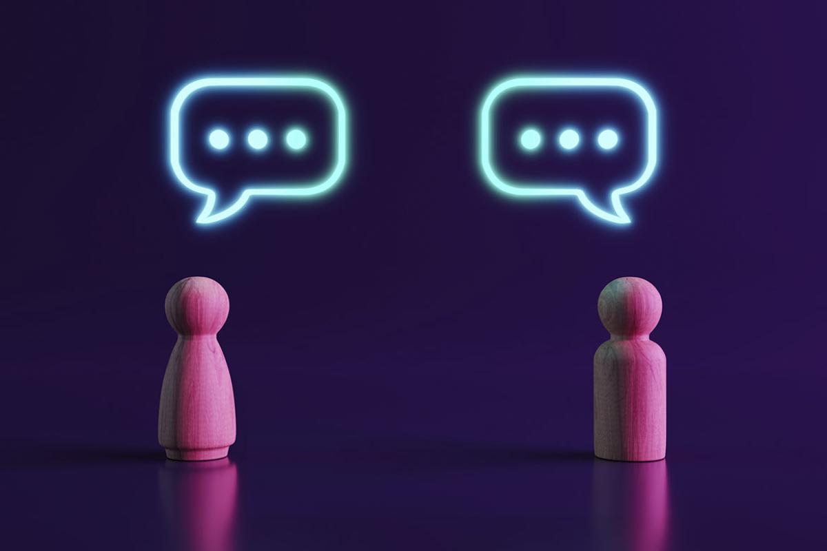 Two figures with speech bubbles